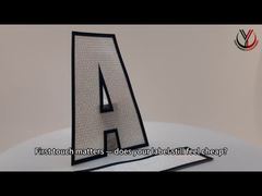 वस्त्रों के लिए बुना हुआ फैब्रिक प्रिंटेड मैट सिलिकॉन लोगो पैच सफेद