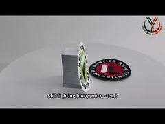 करीब से देखने पर: सफेद लोगो हीट ट्रांसफर वस्त्र लेबल कस्टम टीपीयू उभरा हुआ