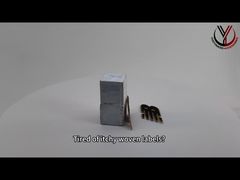 नज़दीक से देखें: मोनोक्रोम ग्लॉसी उभरे कपड़ों पर गोल सीके 3डी सिलिकॉन लोगो