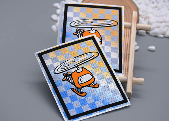 पर्यावरण के अनुकूल सिलिकॉन लोगो के साथ क्षैतिज बुना कपड़ा स्क्रीन मुद्रित पैच