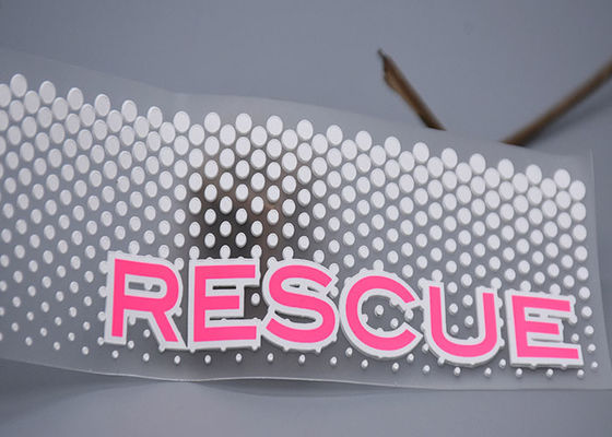 गारमेंट्स के लिए टीपीयू व्हाइट सिलिकॉन डॉट्स स्क्रीन प्रिंटेड पैच कस्टम लोगो साफ़ करें