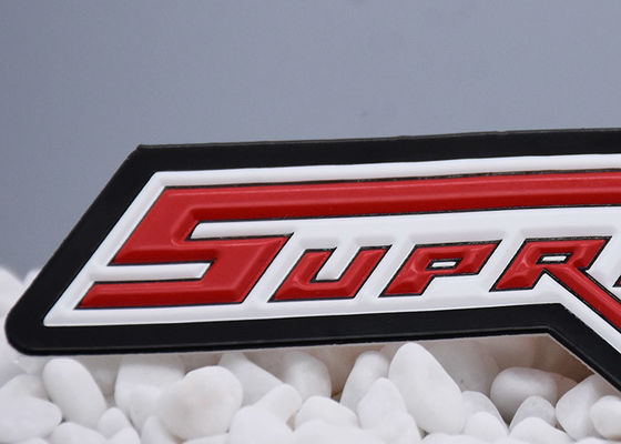 टीपीयू ने उभरे हुए लोगो के साथ दो रंग हीट ट्रांसफर कपड़ों के लेबल को उभारा