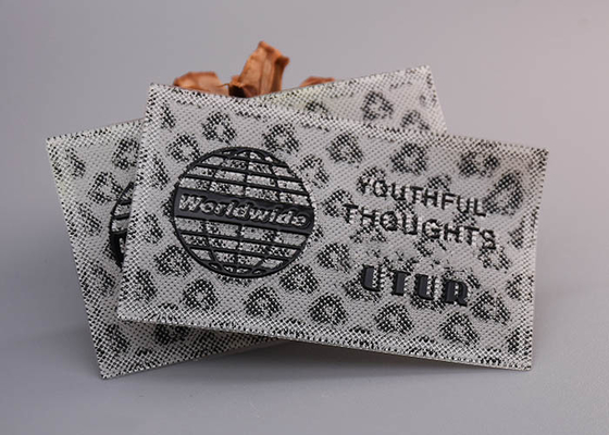 कपड़ों के लिए काले चमकदार लोगो कस्टम सिलिकॉन लेबल के साथ मुद्रित