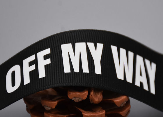 वस्त्र कस्टम 20 मिमी ब्लैक पॉलिएस्टर बद्धी सफेद लोगो स्क्रीन मुद्रित लेबल