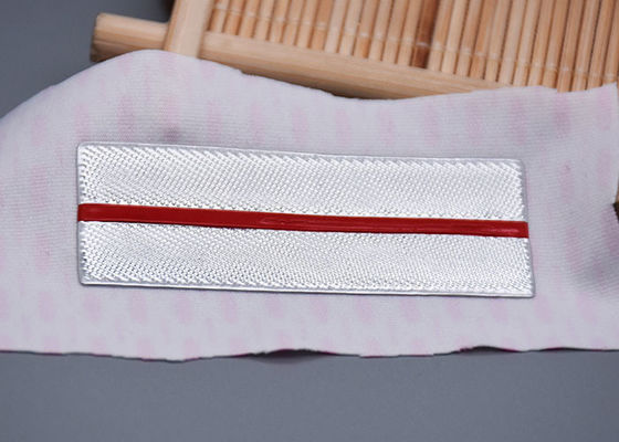 गारमेंट्स के लिए टीपीयू दो कलर डीबॉस्ड लोगो हीट ट्रांसफर लेबल