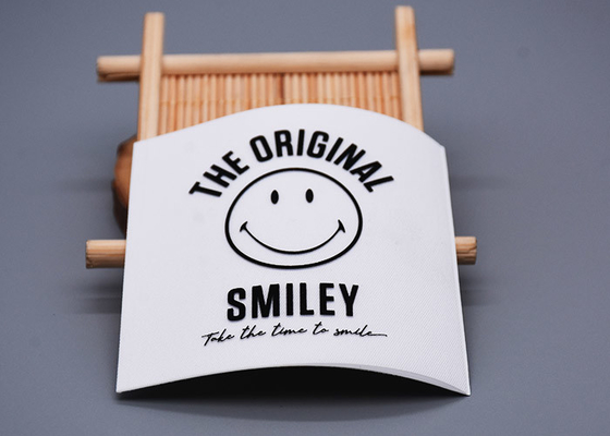 कपड़ों के लिए सफेद टवील कस्टम बुना लेबल मुद्रित सिलिकॉन लोगो